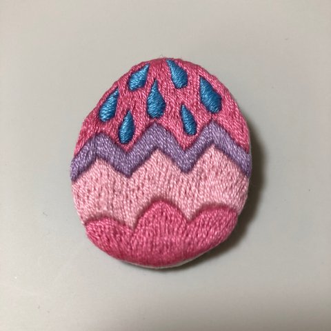 イースターエッグの刺繍ブローチ