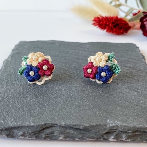 刺繍糸で編んだ小さなお花とタティングレースピアス(トリコロール)