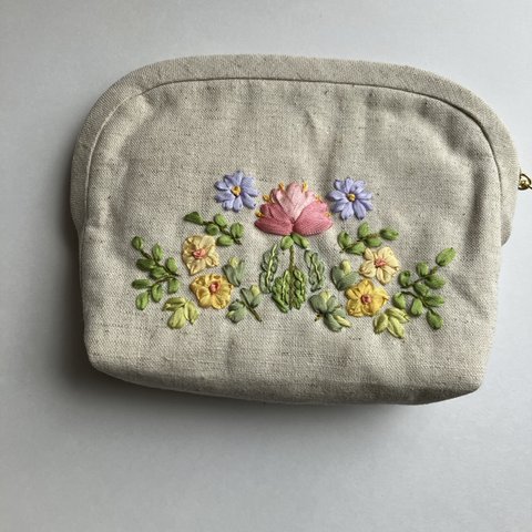 リボン刺繍のポーチ