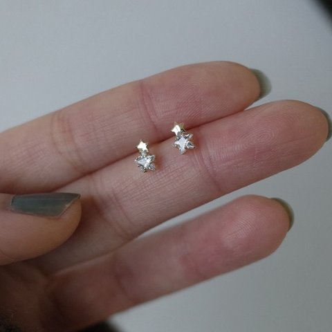 【ピアス】小さな星　ビジューピアス　ミニピアス　プチサイズ