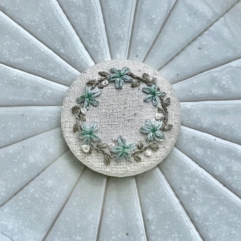 くるみボタン刺繍 水色の花輪