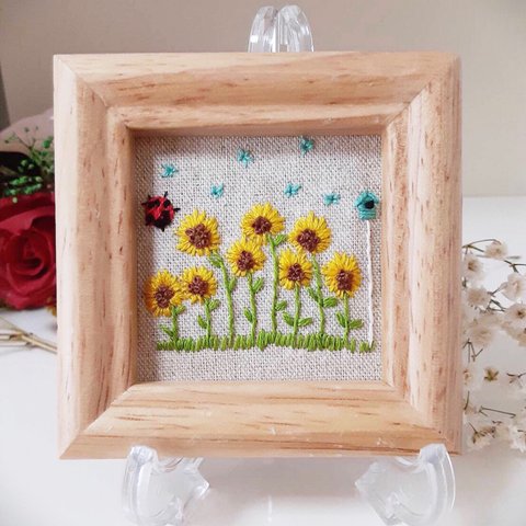 刺繍フレーム🌻ひまわり畑とてんとう虫　お花の刺繍　 壁飾り インテリア雑貨 ハンドメイド