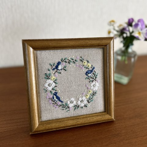 アートフレーム　刺繍　小鳥のフラワーリース　グレイッシュ