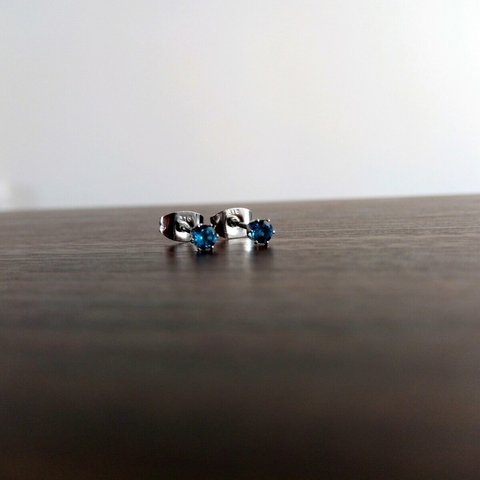 ★特別販売★ロンドンブルートパーズファセットカット（3mm）１粒ピアス　天然石ピアス