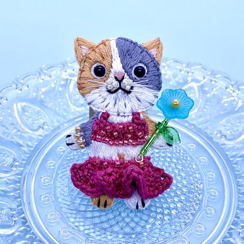 真夏のビキニお嬢さん 三毛猫の手刺繍ブローチ