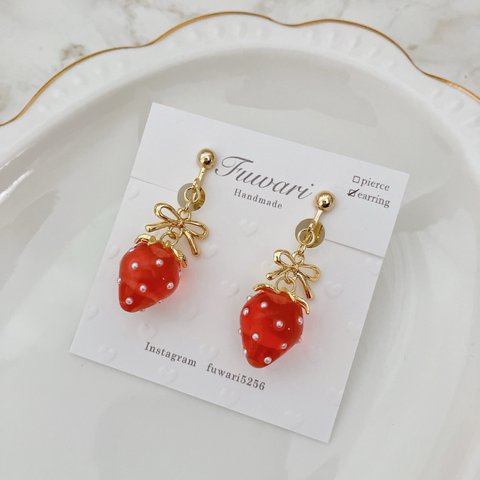 再販♪【赤】🎀リボン×苺🍓イヤリング／ピアス