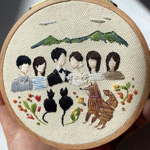 【作品例】《直径10cmの手刺繍飾り》結婚祝い/還暦祝い/両親贈呈品/引っ越し祝い/家族写真/似顔絵アート/お祝いごと🎁写真を元に世界で一つの#人生刺繍