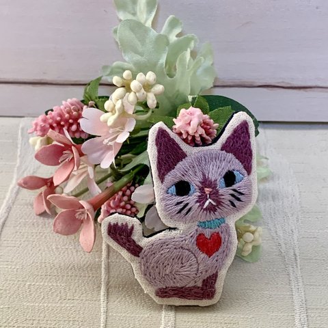 幸せを呼ぶかぎシッポのシャム猫の刺繍ブローチ