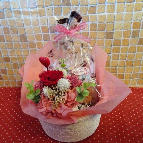 赤い薔薇のプリザーブドフラワーアレンジとハート系焼き菓子５袋のギフトセット♪(*^▽^*)