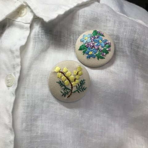 忘れな草 刺繍 くるみボタンブローチ 38ミリ コットン 白シャツに