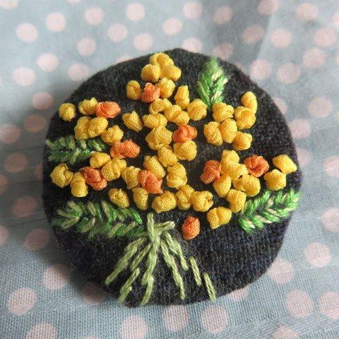 リボン刺繍のミモザ花束ブローチ