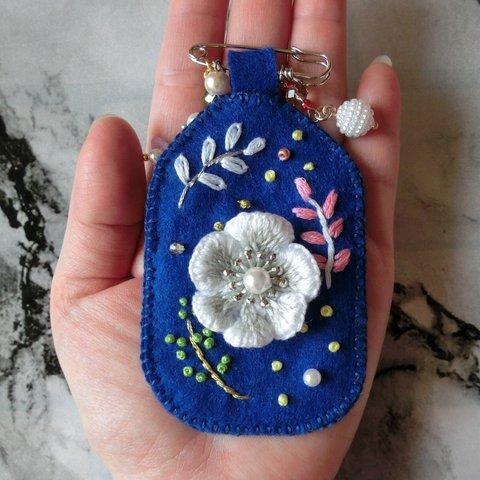 お花のブローチ　（紺色）　　立体刺繡・手刺繍