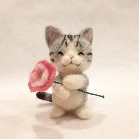 羊毛フェルトの猫　お花をプレゼントするサバトラ猫ちゃん