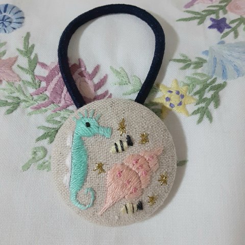 タツノオトシゴと貝殻🐚の刺繍ヘアゴム(くるみボタン)