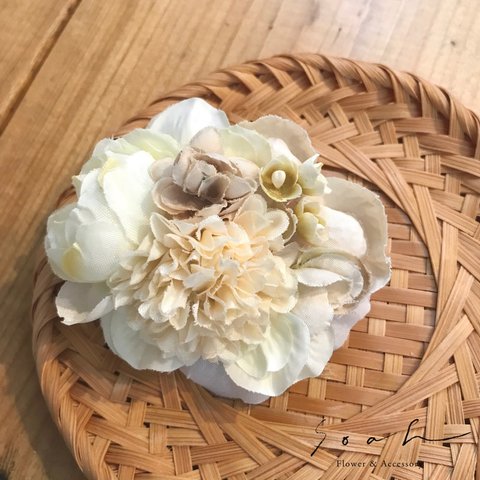 white flowers コサージュ & ヘアアクセサリー　ラッピング無料