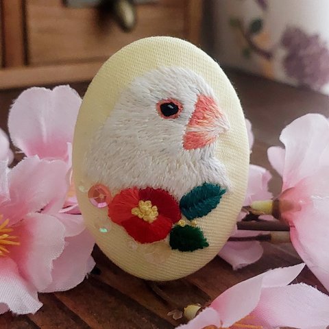 ✤一点のみ✤白文鳥刺繍＊オーバル型ブローチ❁お花と一緒に…❁