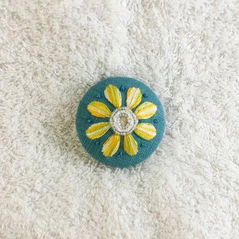 花刺繍のブローチ・グラデーションイエロー