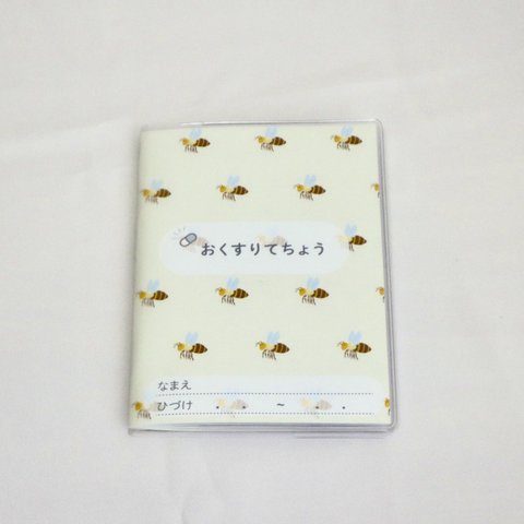 ミツバチ柄・緑色背景のお薬手帳カバー(透明カバー付き)