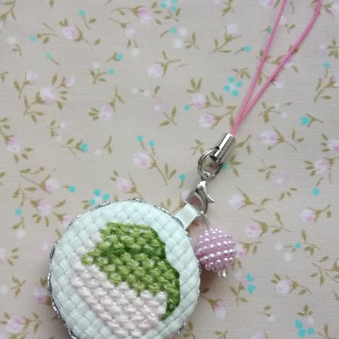 桜餅の刺繍ストラップ