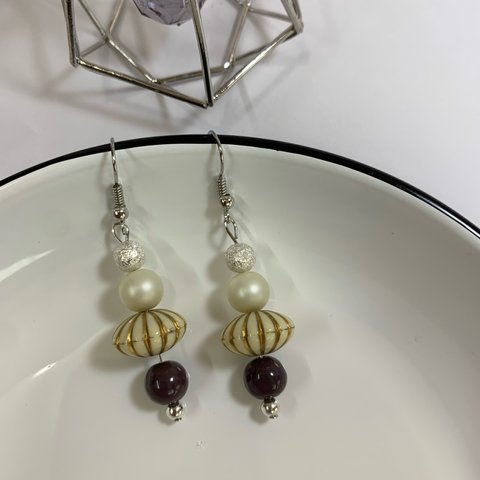 ホワイト×ワインレッドピアス　NO.38