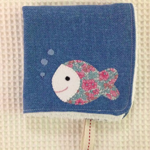 ダブルガーゼの刺繍ハンカチ☆リバティさかな