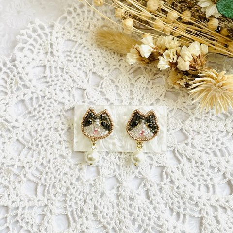 ビーズ刺繍とコットンパールの猫ピアス・ハチワレ