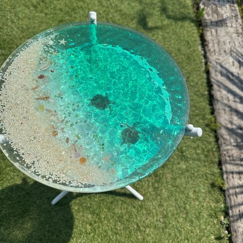 エメラルドグリーン　ムーンビーチ　とペアのホヌ　水紋の影　穏やかな海ガラスサイドテーブル　円形テーブル　緑色　レジンアート　海の水面　海 〜Minamo〜　table  Sea