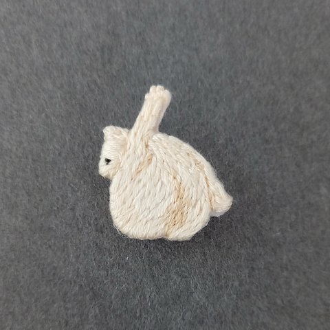 ニッチな猫の刺繍ブローチ  ぷりぷりおしり    Embroidery brooch  Cat