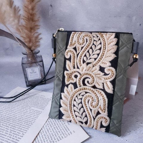 スマホショルダー　ナイロンキルティング　インド刺繍　リボン　スマホポシェット　スマホポーチ