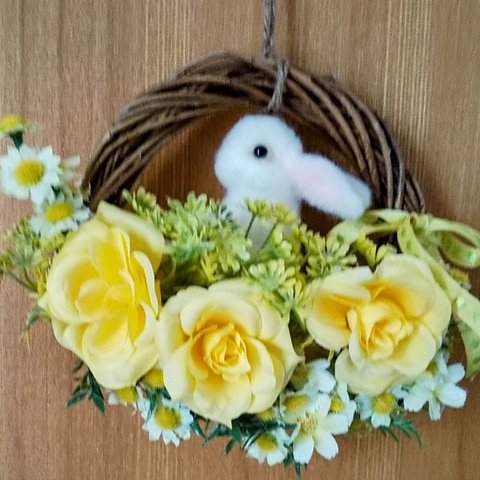 ウサギさんとお花のバスケットリース