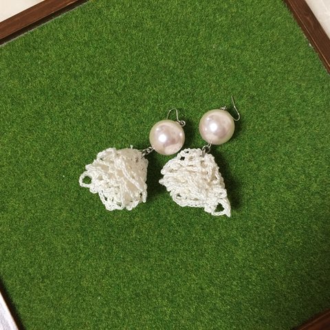 パールとフリルのピアス オフホワイト