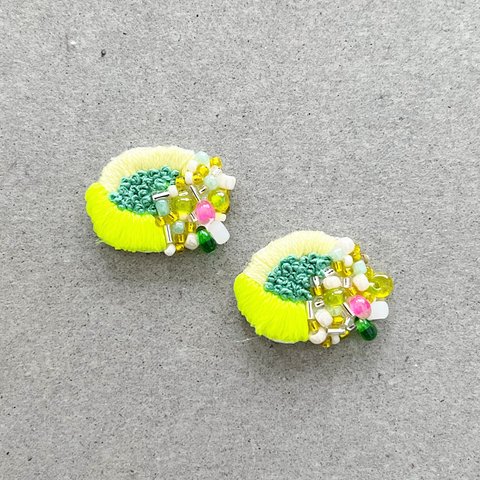 neon yellow刺繍ピアス