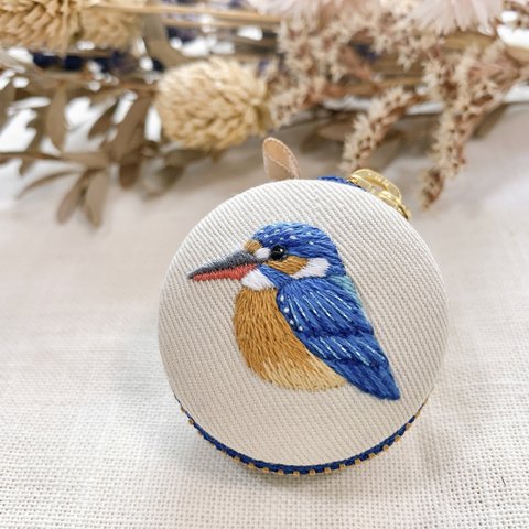 色鮮やかなカワセミ💎刺繍　マカロンケース　野鳥　鳥　小鳥