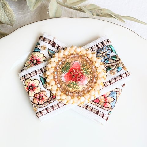 インド刺繍リボンとチェコガラスボタンブローチ　チェコガラスビーズ／マザーオブパール使用　ビーズ刺繍