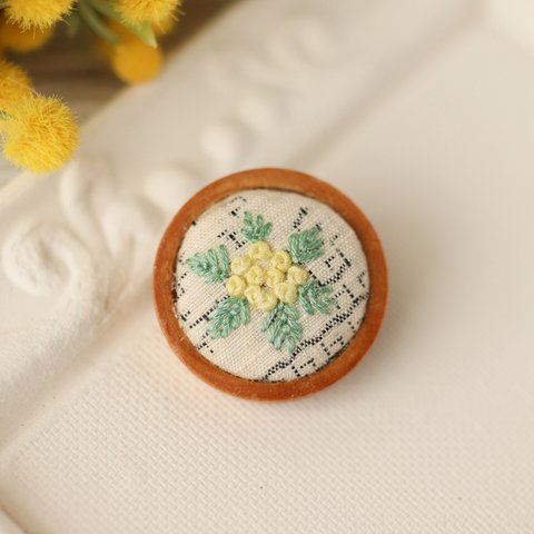 紬にシルク刺繍ミモザのブローチ　木枠付き