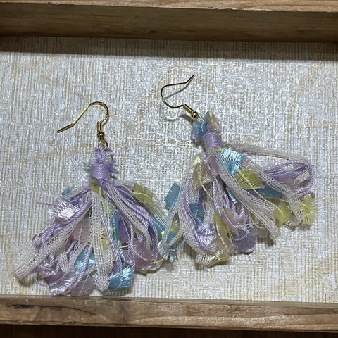 ◎SALE品◎タッセルピアス　ボリュームタイプ　