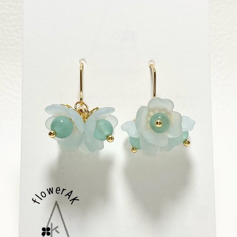 Bouquet of cat's-eye pierce earrings ice green