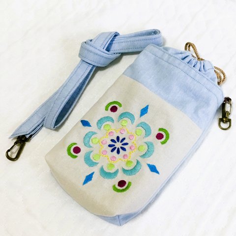 刺繍のスマホショルダー・巾着タイプ（ライトブルー）