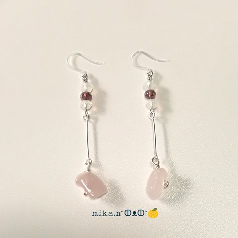 ピンクの揺れるピアス