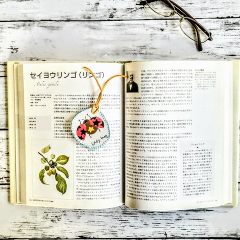 手刺繍のてんとう虫のしおり　キーホルダー　白と茶色　リバーシブル　フェルト