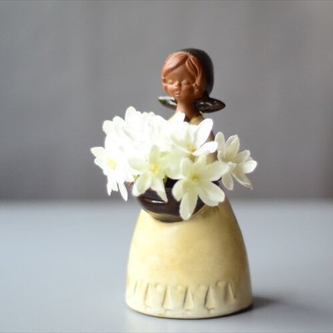【SALE中 5%OFF済み】ドイツから届いた フラワーガール一輪挿し 陶器 花瓶 花器 北欧スウェーデンのJie gantoftaを彷彿 アンティーク_240405 ig3871