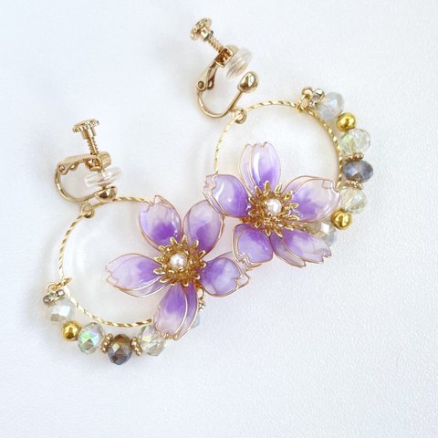 色が変わる夜桜ピアス/イヤリング ٭❀* 揺れるオーロラの花びら・華やかで大人可愛い 大ぶり 煌めくガラスビーズ