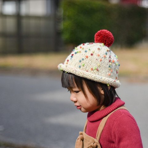 〔kids〕カラフルぽんぽん帽子 〜46㎝ レッド