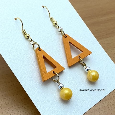 triangle pierced earrings　オレンジ～イエロー系　トライアングル　三角　黄色　揺れる　大ぶり