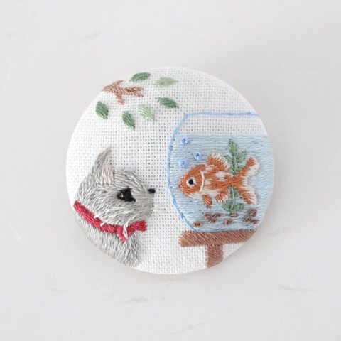 窓辺の猫と金魚　手刺繍ブローチ