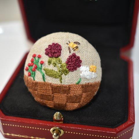 お花とはちさんの刺繍ブローチ