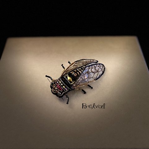 ビーズ刺繍のブローチ　-蝉cicada-