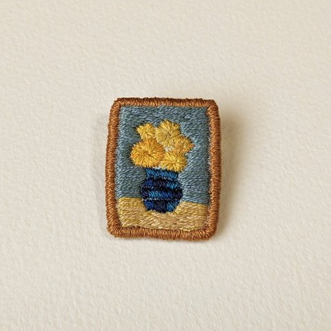 ひまわりの絵の刺繍ブローチ