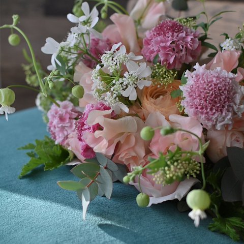 【母の日のプレゼント・母の日に贈るお花】【季節のお花のブーケM（生花）】