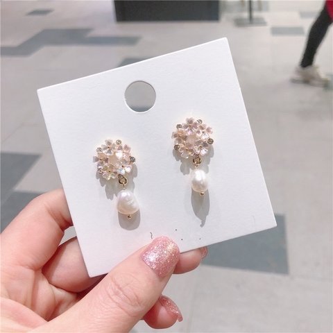 小花のパールピアス